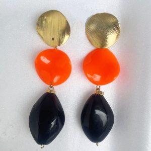 Brinco grande com resina e pino dourado