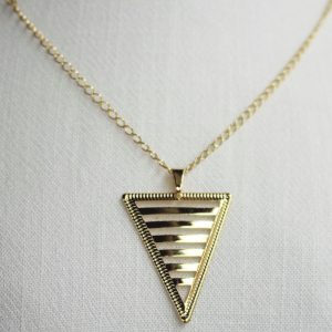 Colar Feminino Banhado – Elegância e Estilo