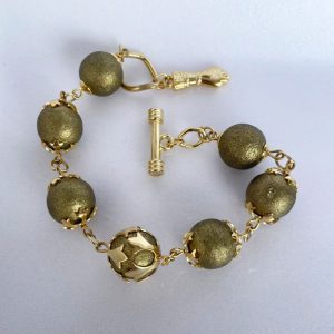 Pulseira Dourada com Bolas Resina – Estilo e Sofisticação