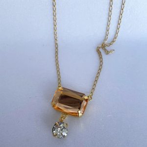Colar corrente fina dourada com pingente chaton e zircônia