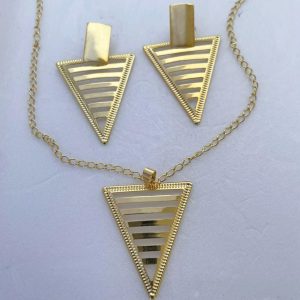 Conjunto gargantilha e brinco triangulo riscado