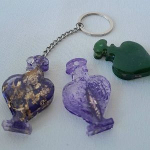 Kit com uma dúzia de chaveiros modelos variados