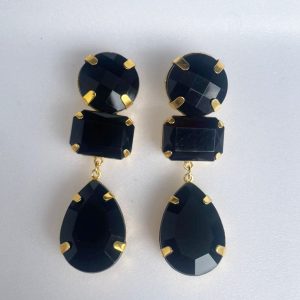 Brinco grande banhado com chatons de resina 