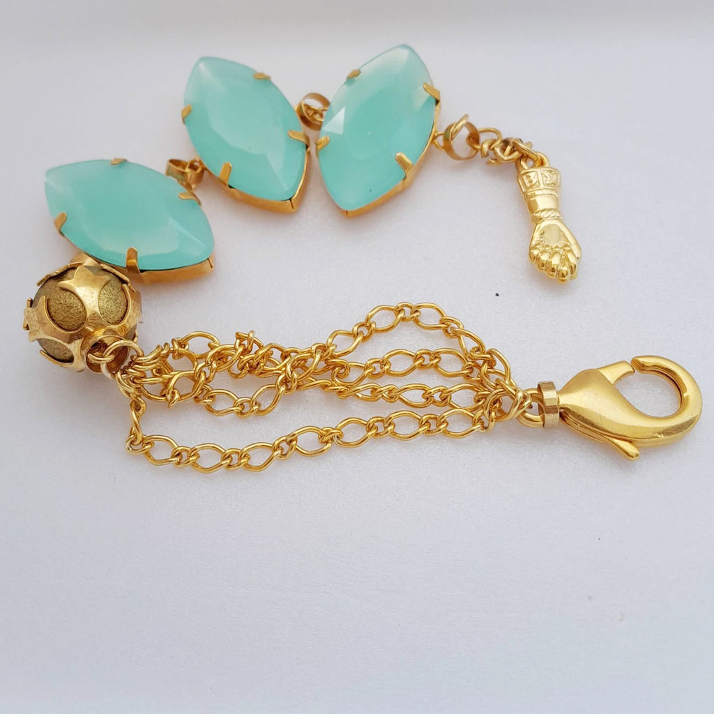 Pulseira Feminina Dourada com Chatons – Estilo e Sofisticação