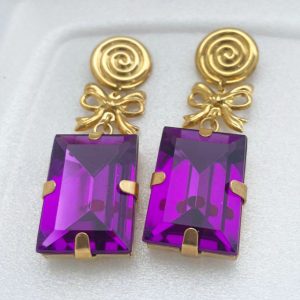 Brinco grande dourado com chatons  de resina coloridos