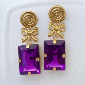 Brinco grande dourado com chatons  de resina coloridos