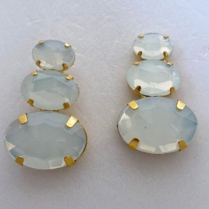 Brinco grande dourado com chatons de resina