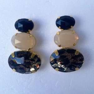 Brinco grande dourado com chatons de resina