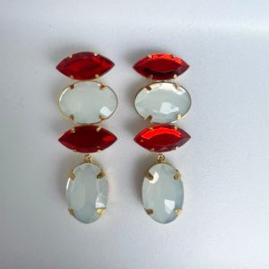 Brinco grande banhado com chatons de resina