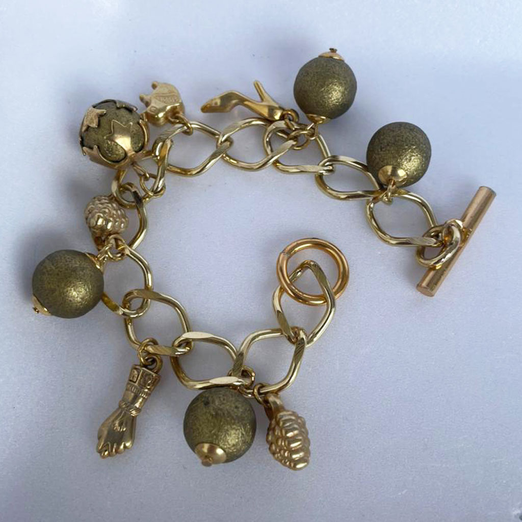 Pulseira Dourada Bolas de Resina e Pingente Banhado - Imagem 2
