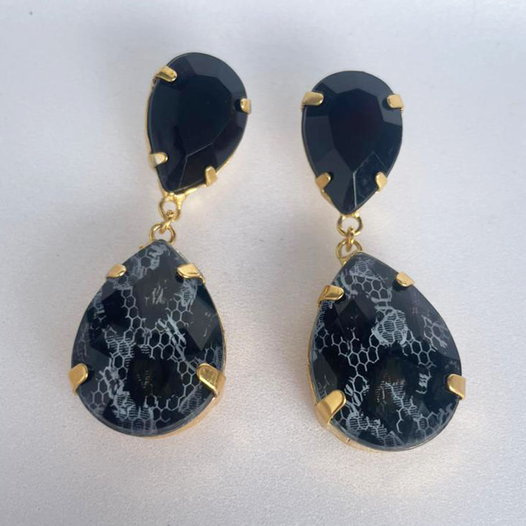 Brinco grande banhado com chatons de resina