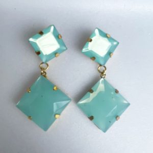 Brinco grande banhado com chatons de resina