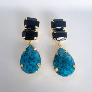Brinco grande dourado com chatons de resina