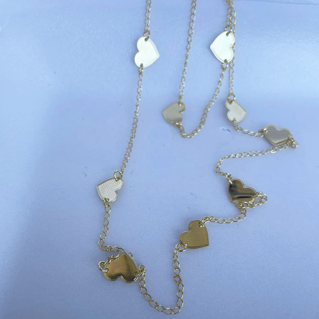 Colar Corrente Fina Banhada Corações – Elegância e Brilho