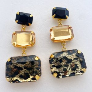 Brinco grande dourado com chatons de resina colorido