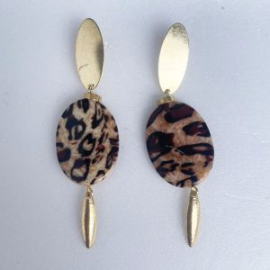 Brinco grande com resina mesclada e pino dourado