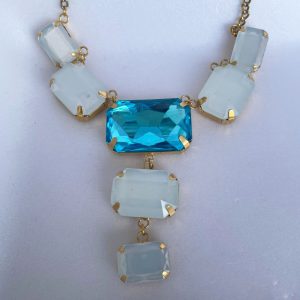 Colar Dourado com Chatons de Resina Coloridos - Charme e Estilo