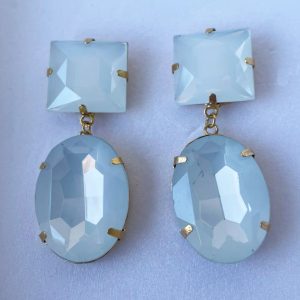 Brinco grande dourado com chatons de resina
