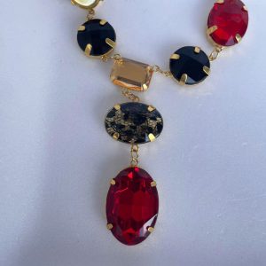 Colar Dourado com Chatons Resina Coloridos – Elegância e Brilho