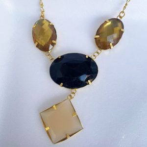 Colar Dourado com Chatons de Resina Coloridos - Charme e Estilo