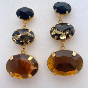 Brinco grande dourado com chatons de resina