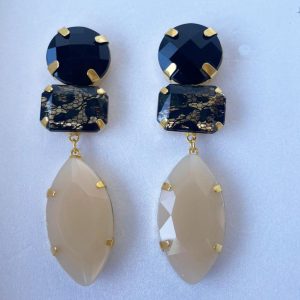 Brinco grande dourado com chatons de resina