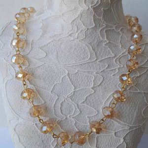 Colar Dourado com Cristais e Fecho Banhado – Elegância e Estilo