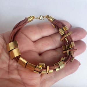 Pulseira Dourada com Fios Encerados – Estilo e Sofisticação