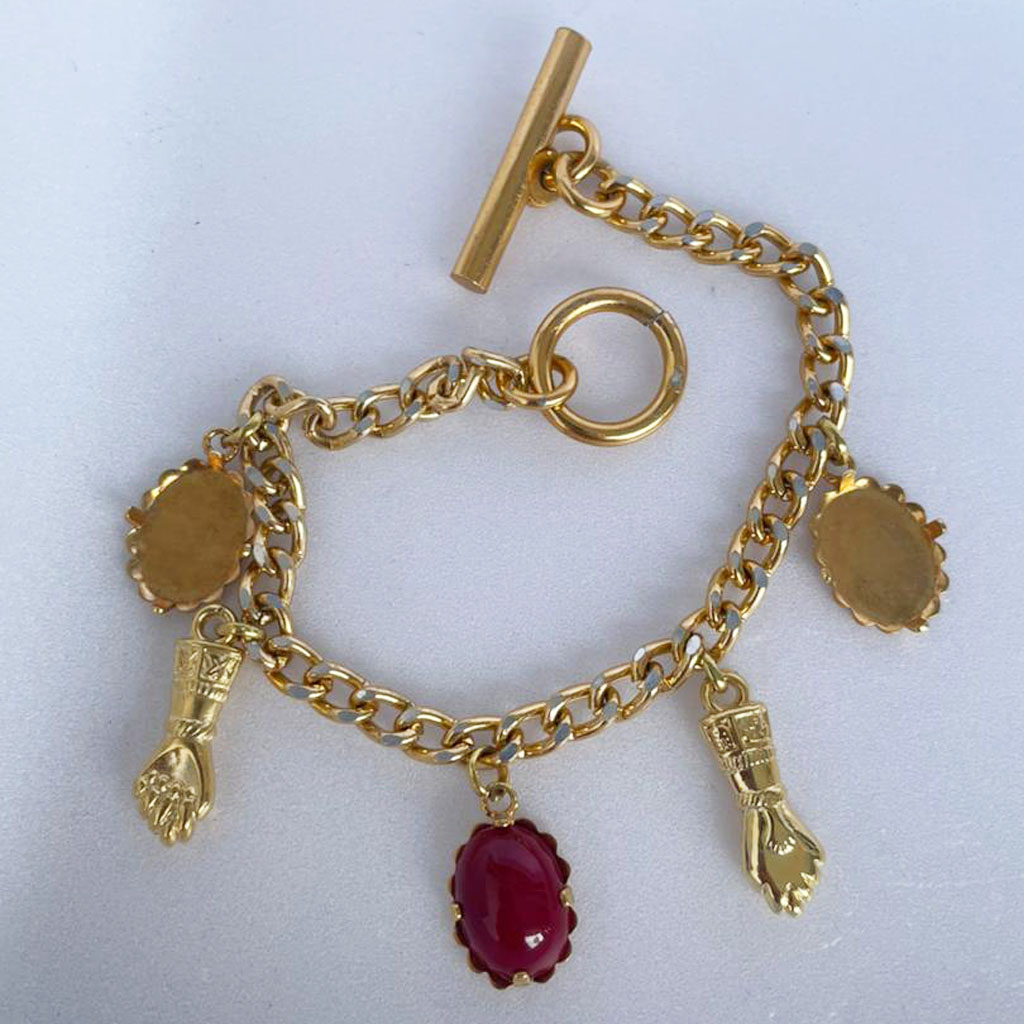 Pulseira Dourada com Pingentes Banhados – Estilo e Sofisticação