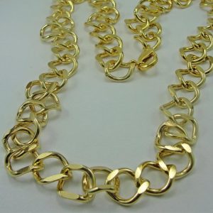 Colar Dourado com Corrente Grossa – Elegância e Estilo