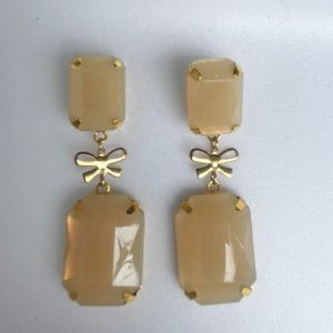 Brinco dourado com chatons de resina 