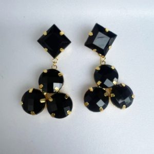 Brinco banhado com chatons de resina 