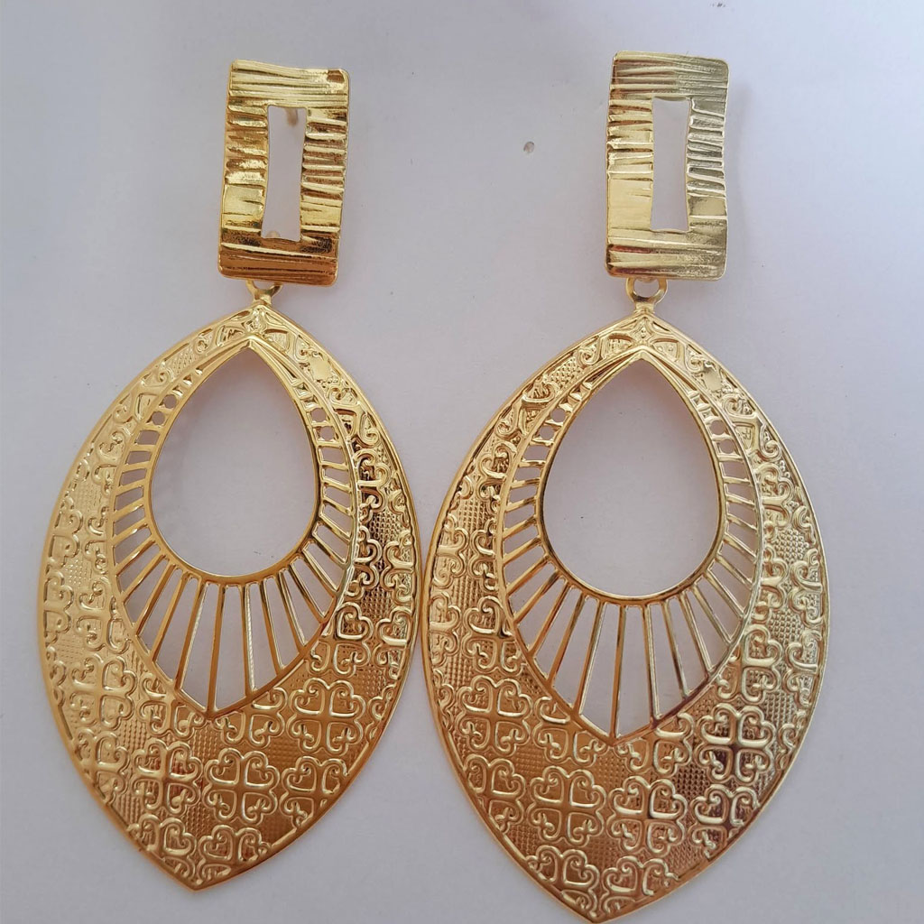 Maxi Brinco Dourado - Destaque seu Visual com Elegância - Imagem 3