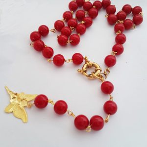 Colar bolas resina vermelha e fecho boia banhado com fadinha