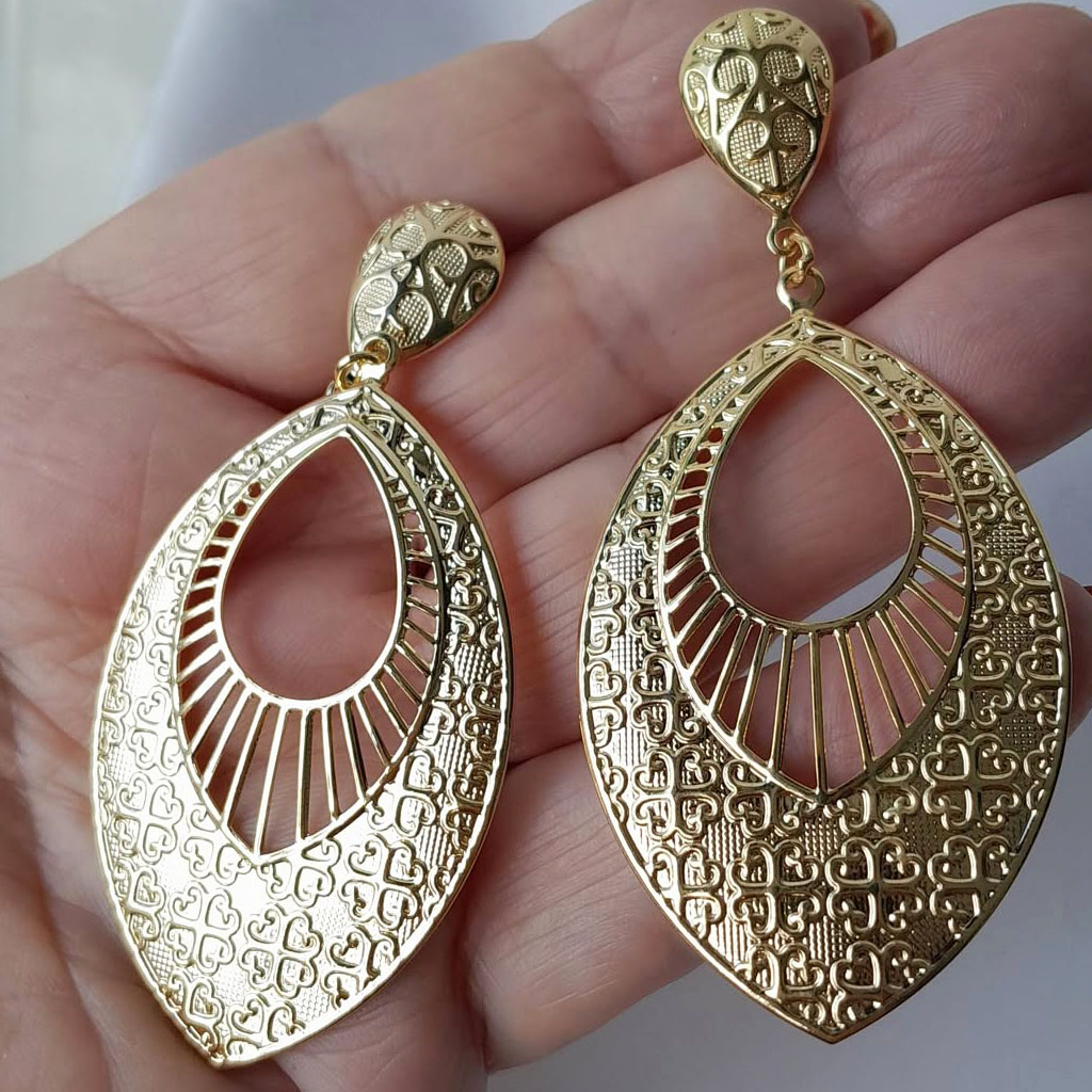 Maxi Brinco Banhado – Destaque Seu Visual com Elegância