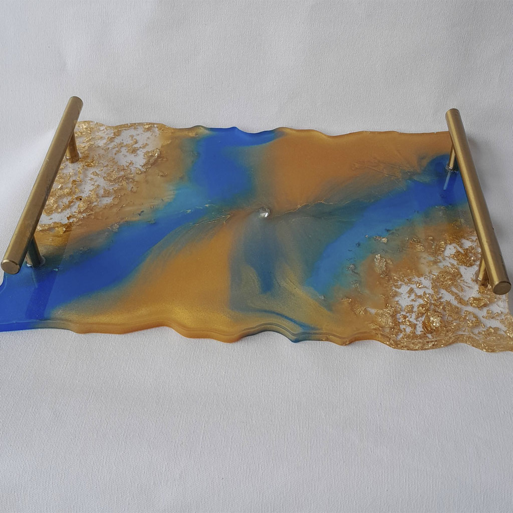 Bandeja em resina epóxi com alças douradas e folha de ouro