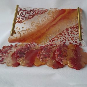 Bandeja com porta-copos resina epóxi com cascalhos natural