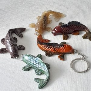 Chaveiro em resina epóxi modelo peixe com corrente inox