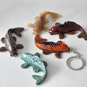 Chaveiro em resina epóxi modelo peixe com corrente inox