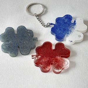 Kit com uma dúzia de chaveiros modelos variados