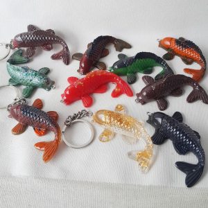 Chaveiro em resina epóxi peixe com franja tassel corrente inox