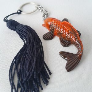 Chaveiro em resina epóxi peixe com franja tassel corrente inox